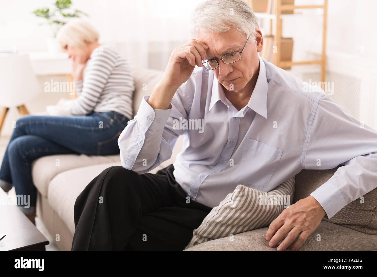 Beziehung Probleme. Senior Paar nach Argument auf dem Sofa Stockfoto