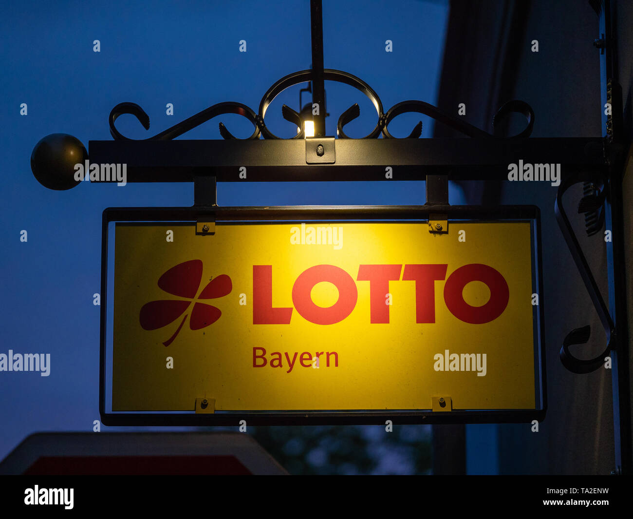 Augsburg, Deutschland - Mai 5, 2019: Bild von leuchtet gelb Schild mit roter Lotto Buchstaben in Bayern Stockfoto