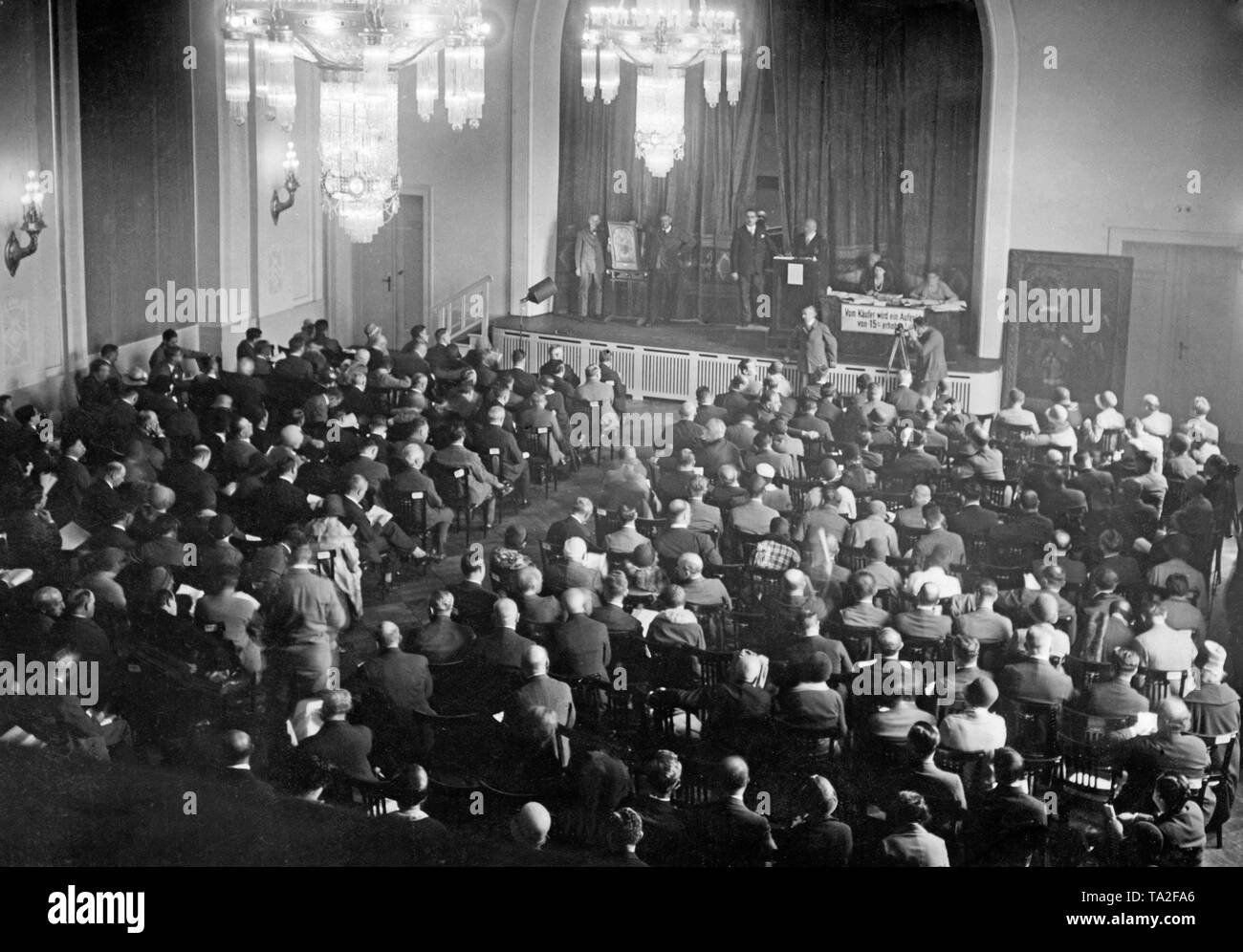 Im Auktionshaus Lepke in Berlin Kunstschätze aus dem Russischen privaten Eigentums wurden auf Betreiben der sowjetischen Regierung versteigert. Aufgrund der zahlreichen Beschwerden von russischen Emigranten in Berlin, das Amtsgericht bestellt einen Bruch in der Auktion und die Ausgrenzung von einigen Stücken aus der Auktion kurze Zeit später. Stockfoto