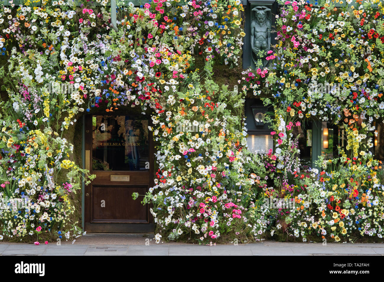 Die Ivy Chelsea Garden Restaurant wildflower inspiriert floral Display in der Kings Road in Chelsea in der Blüte 2019. Chelsea, London, England Stockfoto