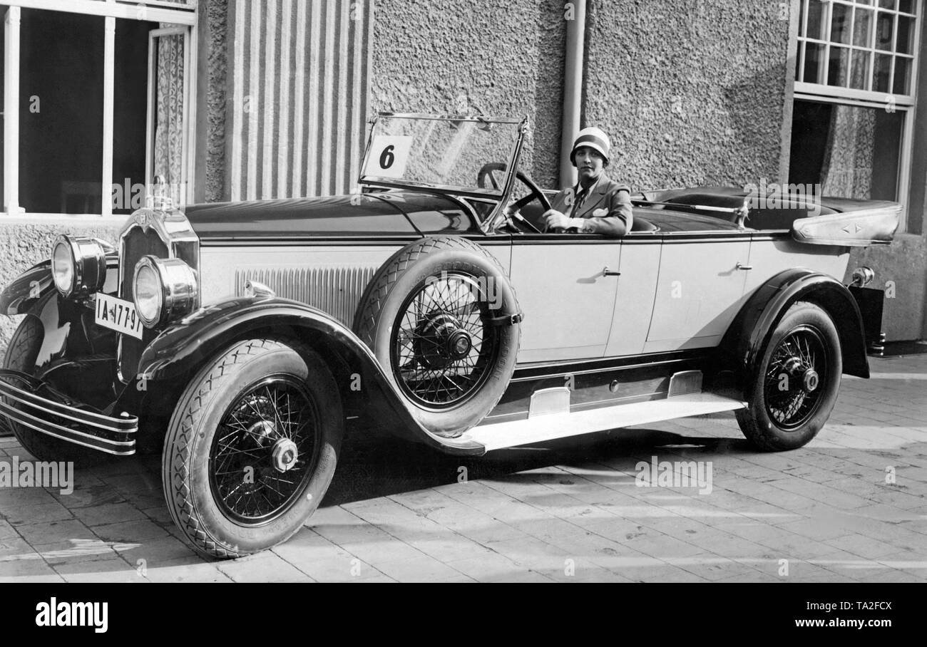 Leonore Vermunt am Rad von ihrem Buick Master Sechs bei einem Wettbewerb in Bad Saarow. Der Buick mit der Nummer 6 gewann den ersten Preis für Sportwagen. Stockfoto