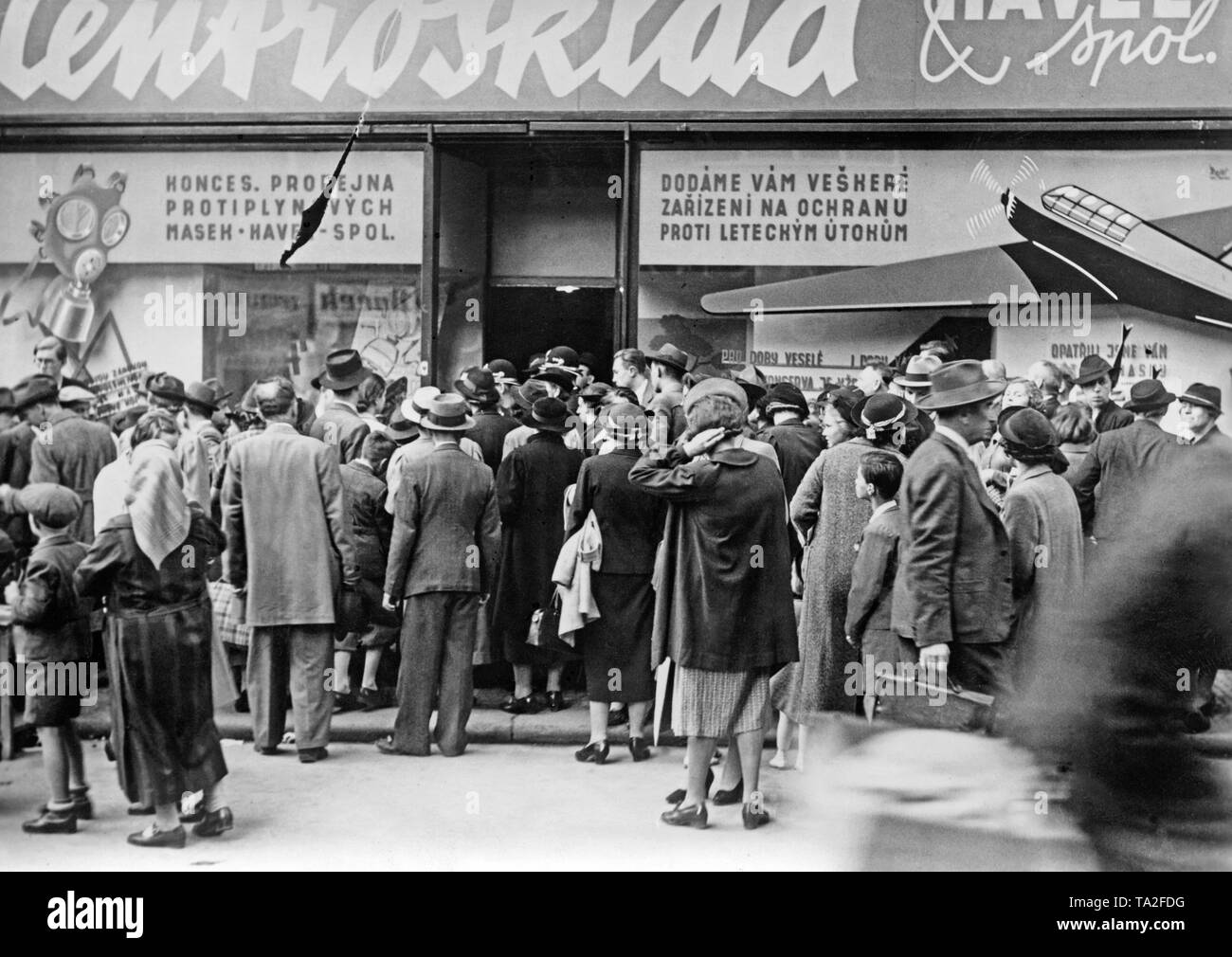 Mobilisierung der tschechoslowakischen Armee von Präsident Benes. Die Bevölkerung von Prag kauft Gasmasken im Fall der Krieg bricht aus. Nach dem Münchener Abkommen im Oktober 1938, in der Tschechoslowakei hatten die Sudetendeutschen Gebiete an das Deutsche Reich abtreten. Stockfoto