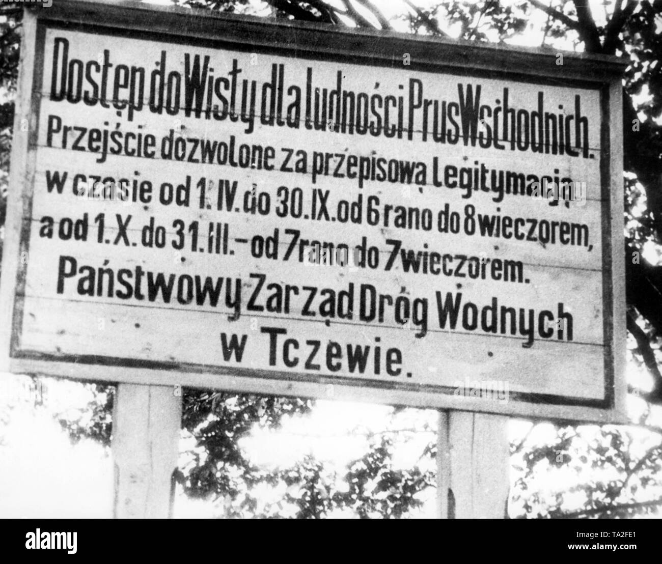 Ein Schild am Eingang der Weichsel zeigt Grenzgänger Grenzgänger aus Deutschland, die die Grenze nur an bestimmten Tagen überqueren können. Obwohl es für Deutsche gedacht ist, die Schrift ist in polnischer Sprache. Stockfoto