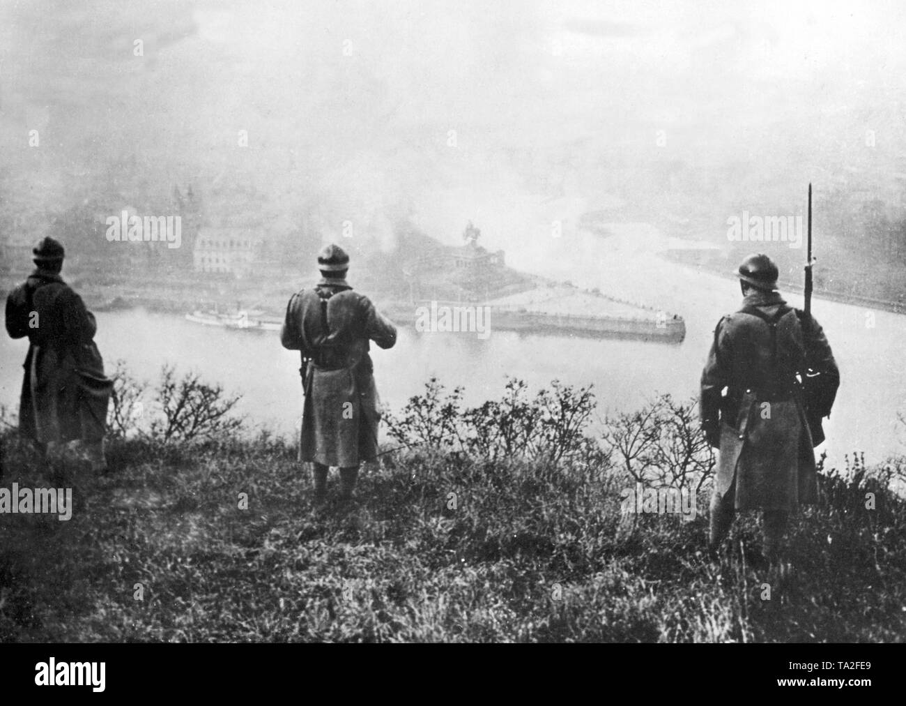Drei französische Soldaten an der Mündung der Mosel in den Rhein bei Koblenz (Undatiertes Foto). Stockfoto