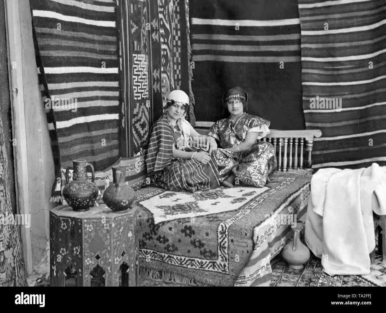 Zwei Frauen in einem Harem in Kairouan in Tunesien. Stockfoto