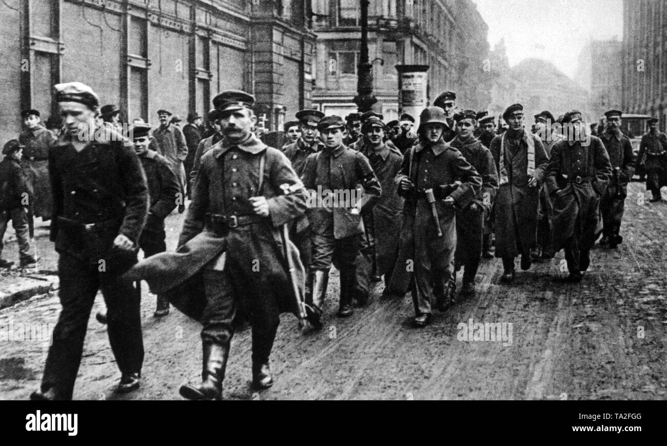 Bewaffneten Matrosen, Arbeiter und Soldaten marschieren durch die Straßen von Berlin. Im Winter gibt es häufige Auseinandersetzungen zwischen Rechtsextremen Freikorps und der Regierung loyalen Soldaten auf der einen Seite und linken Arbeiter, Soldaten und Matrosen auf der anderen Seite. Stockfoto