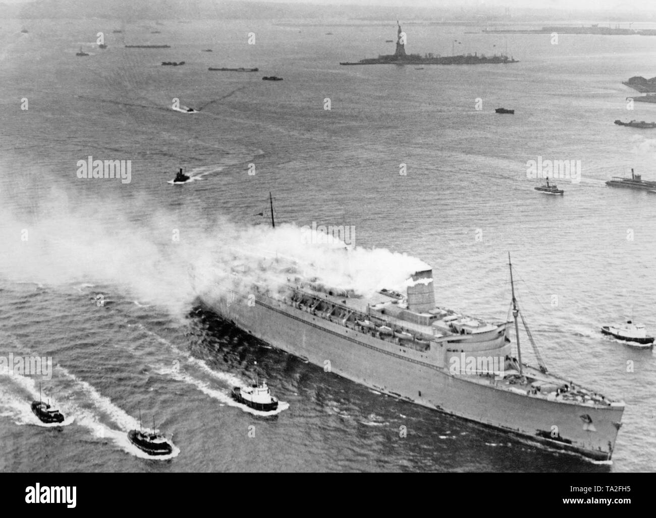 Die "Queen Elizabeth" erreicht den Hafen von New York nach einer Überquerung des Atlantiks. Ab 1940, der Ocean Liner diente als Truppentransporter für die Royal Navy. Stockfoto