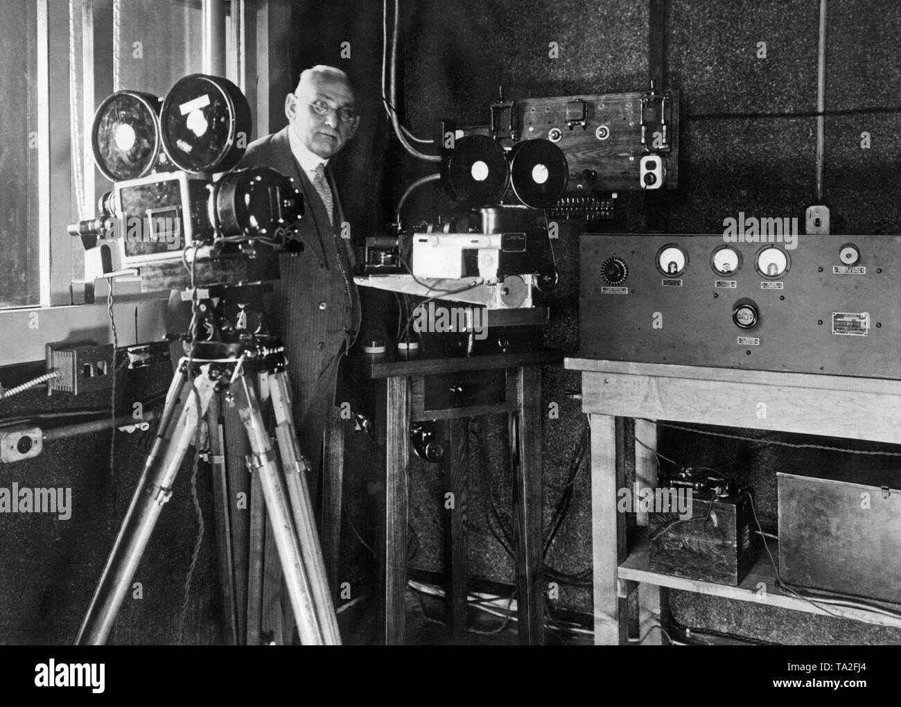 Dieses Foto zeigt ein Mitarbeiter von C.A. Hoxie mit einem photophon. Dieses Gerät sorgt für eine Gleichzeitigkeit von Bild und Ton. Auf der linken Seite, die Kamera und auf der rechten das Aufnahmegerät für Ton, beide sind mit synchronmotor ausgestattet. Stockfoto