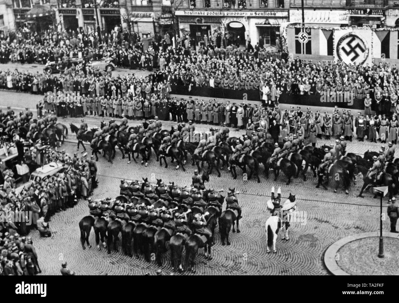 Parade der Nationalsozialisten in Prag. Nach der Besetzung der Tschechoslowakei durch Adolf Hitler, eine militärische Parade findet am Wenzelsplatz. Im März 1939, die erste slowakische Republik war auf Hitlers Befehl gegründet, und die restlichen Gebiete von Böhmen und Mähren wurden von der Wehrmacht besetzt. Stockfoto