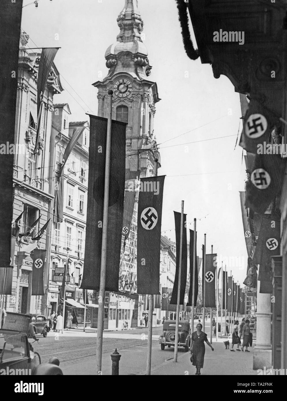 Die Herrengasse in Graz ist mit Hakenkreuzfahnen dekoriert. In Graz findet eine Konferenz der ausländischen Organisation der NSDAP. Stockfoto