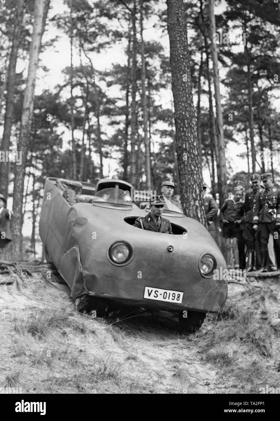 Präsentation von einem Amphibienfahrzeug der Ingenieur Hans Trippel vor der Soldaten der Wehrmacht. Das Auto war auf einem DKW-Chassis gebaut. Stockfoto
