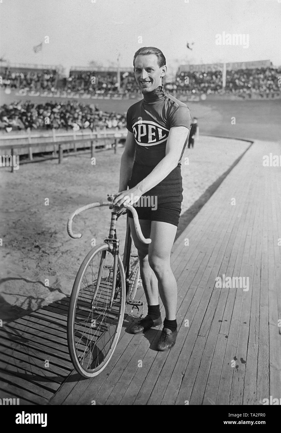 Deutsche Radfahrer Matthias Engel nach seinem Sieg bei den Deutschen Meisterschaften im Sprint 1928. Stockfoto