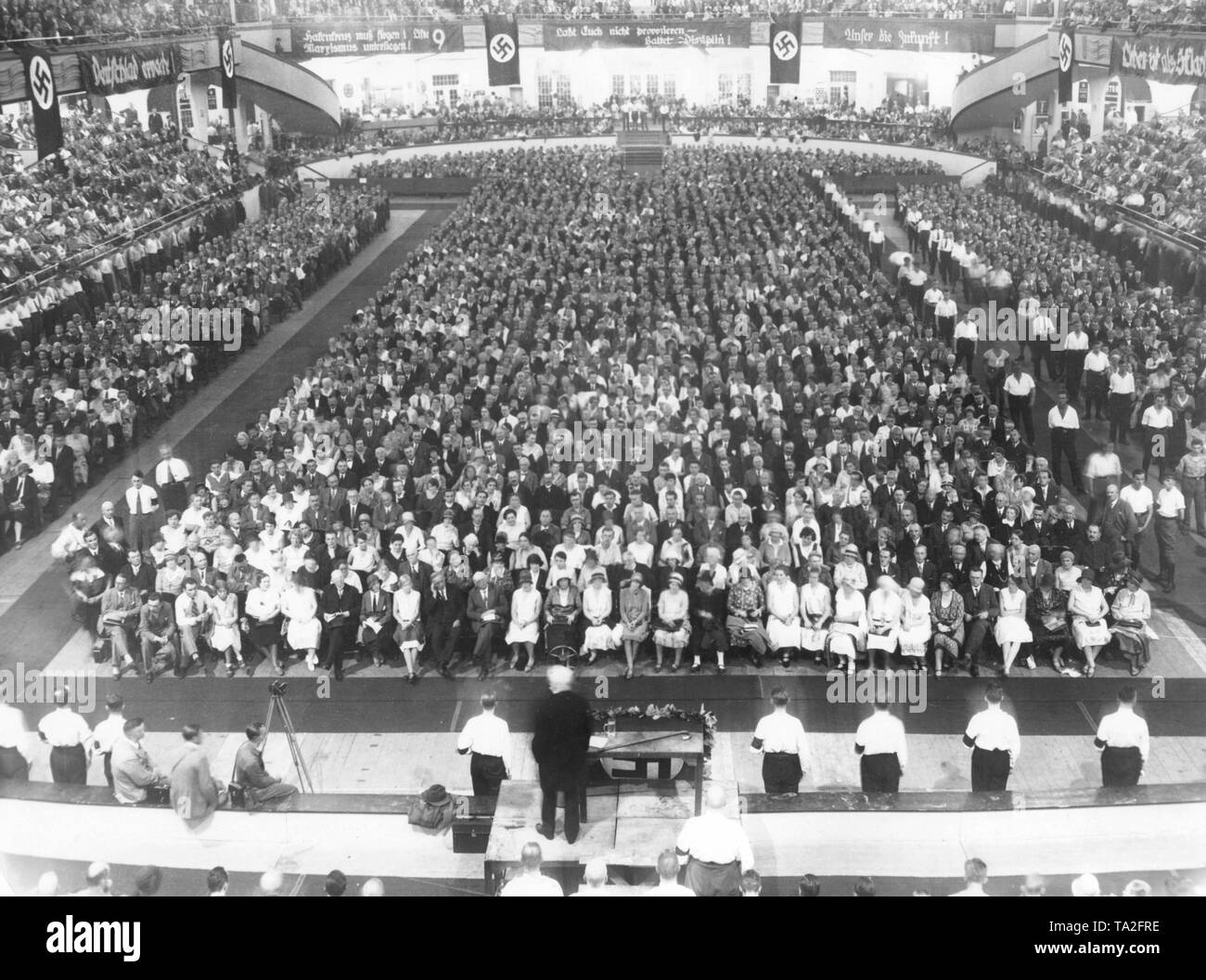 Der ehemalige General Karl Litzmann hält eine Rede bei einer Wahlkampfveranstaltung der NSDAP in der Sportspalast im August. Die SA-Männer, die an der Veranstaltung tragen weiße obere Shirts aufgrund der einheitliches Verbot halten. Stockfoto
