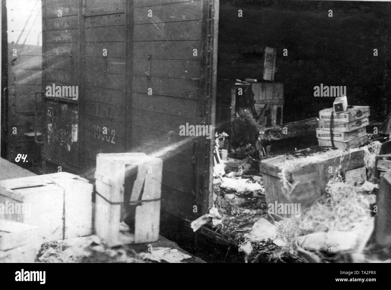 50 Güterwagen wurden aufgebrochen und durch französische Soldaten beraubt. Hier die Tür gewaltsam geöffnet sowie die leeren Kästen im Waggon (Undatiertes Foto). Stockfoto