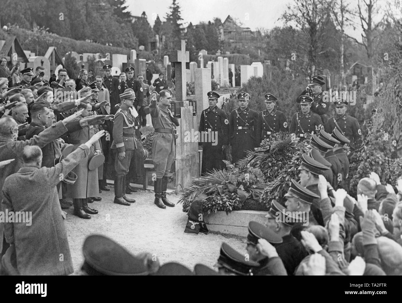 Rudolf Hess besucht das Grab des Österreichischen nationalistischen Otto Planetta auf dem Friedhof von Dornberg. 1934 wurde der Verstorbene hatte den österreichischen Bundeskanzler, Engelbert Dollfuß ermordet, während der Juli Putsch. Hess visits Österreich anlässlich der "Anschluss" Österreichs an das Deutsche Reich. Stockfoto