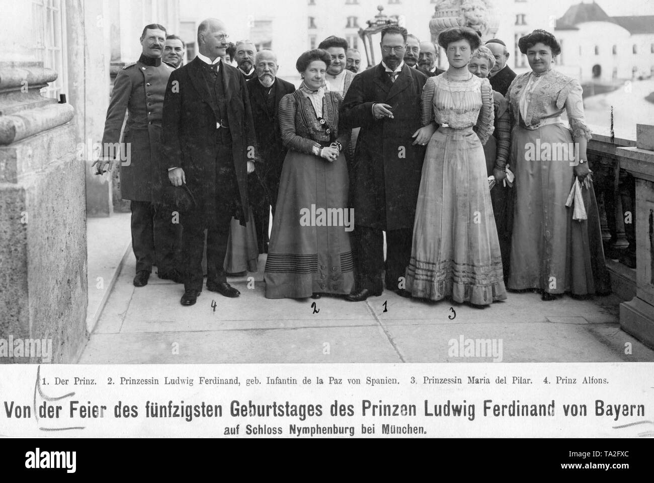 Dieses Foto zeigt die geladene Gäste feiern den 50 Uhr Geburtstag des Prinzen Ludwig-Ferdinand von Bayern im Schloss Nymphenburg in München. Von links: Prinz Alfons, Bruder des Prinzen Ludwig-Ferdinand, Prinzessin Maria de la Paz von Spanien, Ehefrau von Prinz Ludwig-Ferdinand, dr. Ludwig-Ferdinand Prinz und Prinzessin Maria del Pilar, Ehefrau von Prinz Alfonso. Neben seinem Beruf als Arzt, Prinz Ludwig Ferdinand war auch General der Kavallerie, General der Königlichen Spanischen Army Medical Corps und Ehrenmitglieder Chirurg der königlichen spanischen Akademie, sowie Künstler und Musiker. Stockfoto