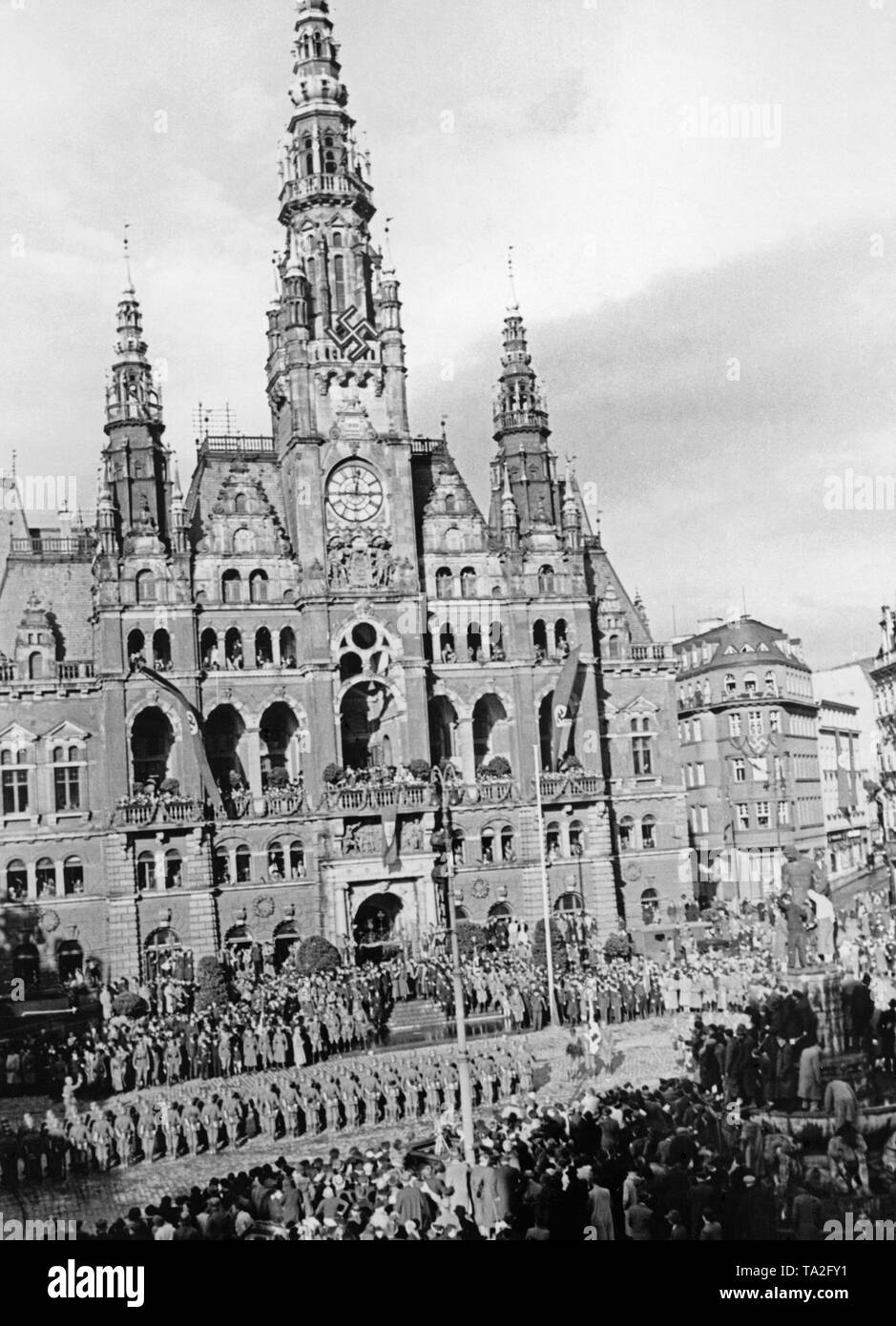 Blick auf das Rathaus in Reichenberg (heute Liberec), die am 9. Oktober 1938, während der Besetzung des Sudetenlandes durch deutsche Truppen. Deutsche Soldaten stand auf dem Rathausplatz. Stockfoto