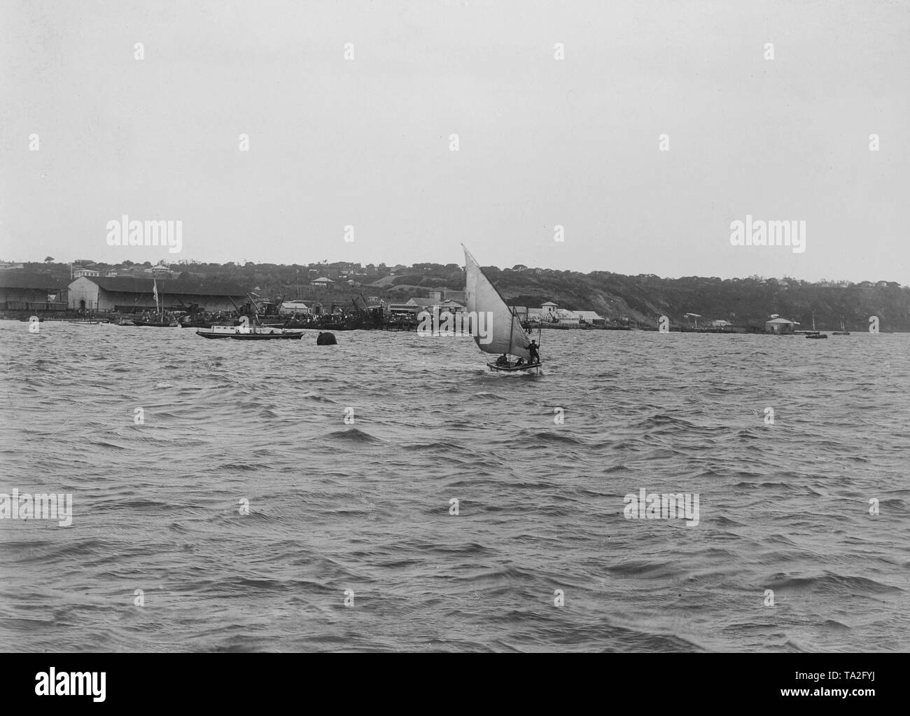 Segelboot in der Delagoa Bucht von Lourenço Marques, der Hauptstadt der portugiesischen Kolonie Mosambik, heute Maputo. Im Hintergrund, die Zoll- und Bootssteg auf den Hafen. 01.01.1900-31.12.1910 Foto: Joseph & Maurice Lazarus Stockfoto