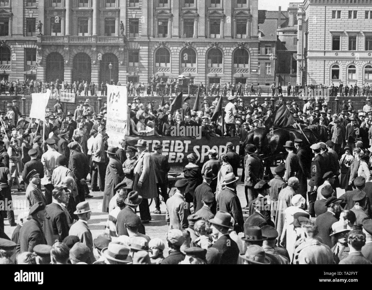 Die Kommunistische Arbeitersportverein Sport (Kommunistische Arbeiter club) wirbt für sich mit Bannern auf der Pferdekutsche am 1. Mai. Im Hintergrund auf ein Schild "Anilin Werke Treptow". Dies war einer der ersten zwei Positionen von Agfa Corporate. Stockfoto
