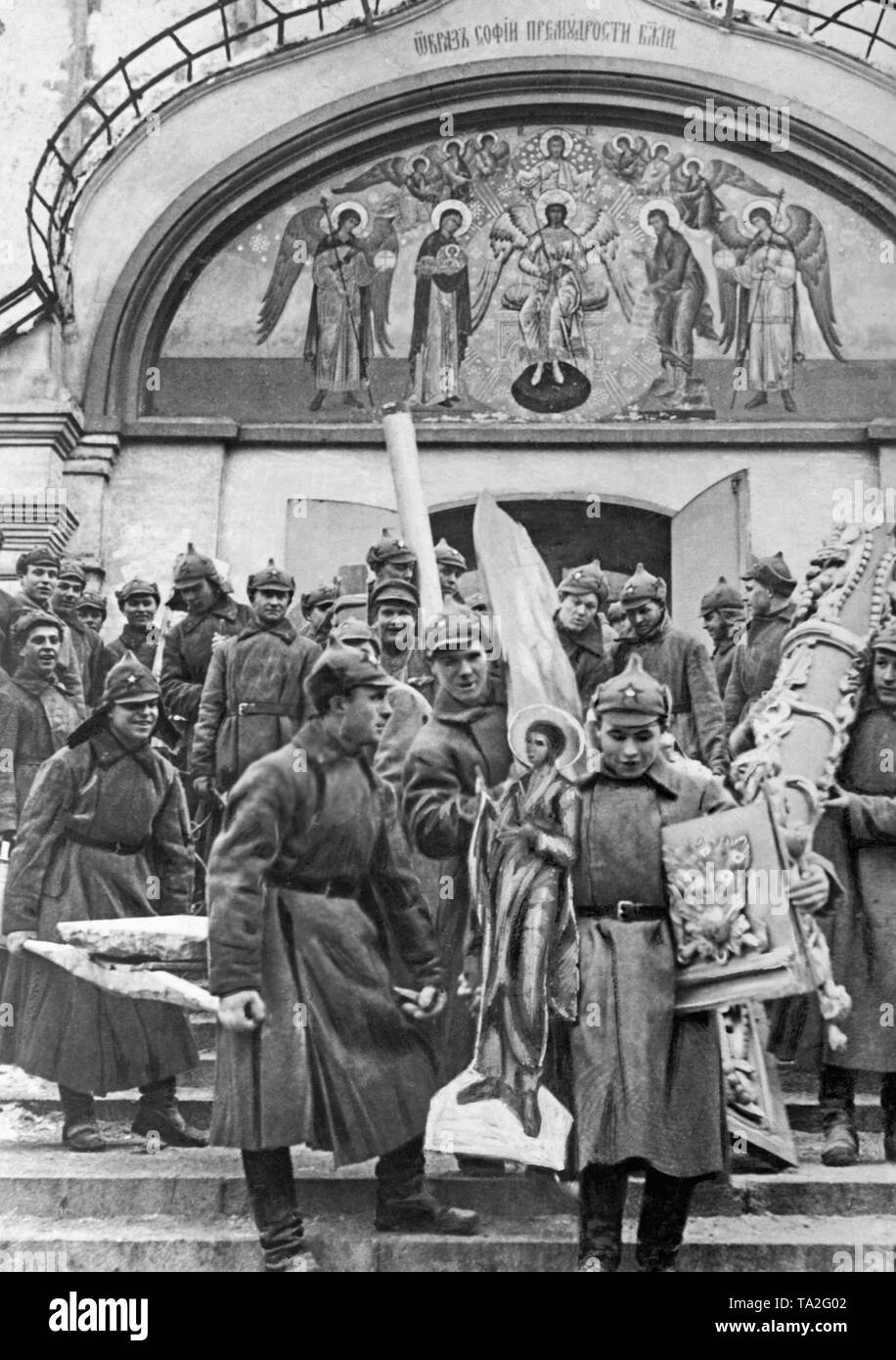 Sowjetische Soldaten verlassen das Kloster von Simonov mit gestohlenen Bilder von Heiligen und Wertsachen. Stockfoto