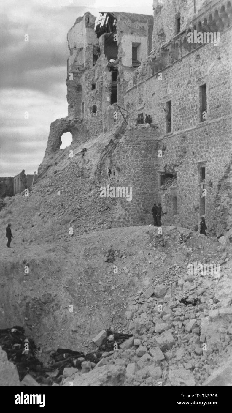 Foto eines Massengrabs in einem bombentrichter mit Leichen von bhudda Republikanischen Kämpfer (im Vordergrund) von spanischen Truppen nach der Eroberung von Toledo im September 1936. Im Hintergrund, einer der vier Ecktürme des Alcazar von Toledo (Festung), durch Artilleriefeuer zerstört. Stockfoto