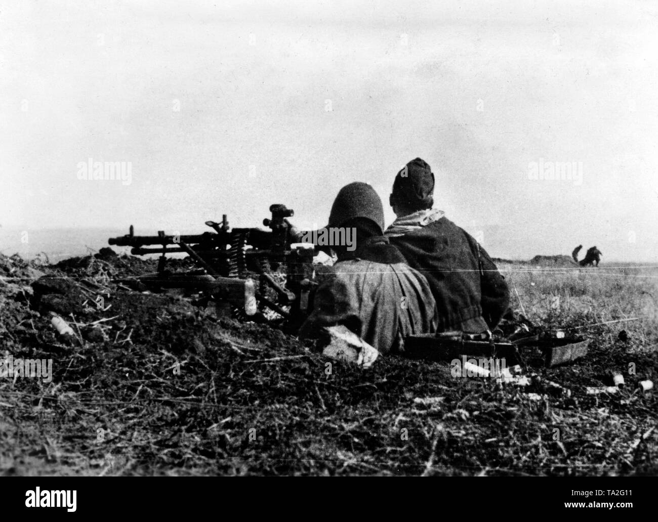 Deutsche Soldaten mit einem schweren Maschinengewehr 34 auf eine kämpfende Station auf der Mius-Front. Sie beobachten, wie ihre Kameraden wenige Meter entfernt im Feld. Foto der Propaganda Firma (PK): Kriegsberichterstatter Mentz. Stockfoto