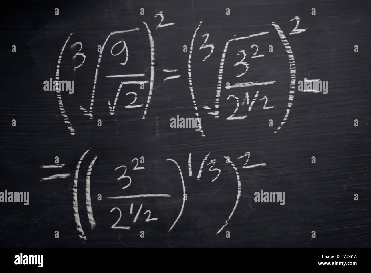 Close up mathematische Formeln auf einer Tafel geschrieben. Bildung Konzept Stockfoto