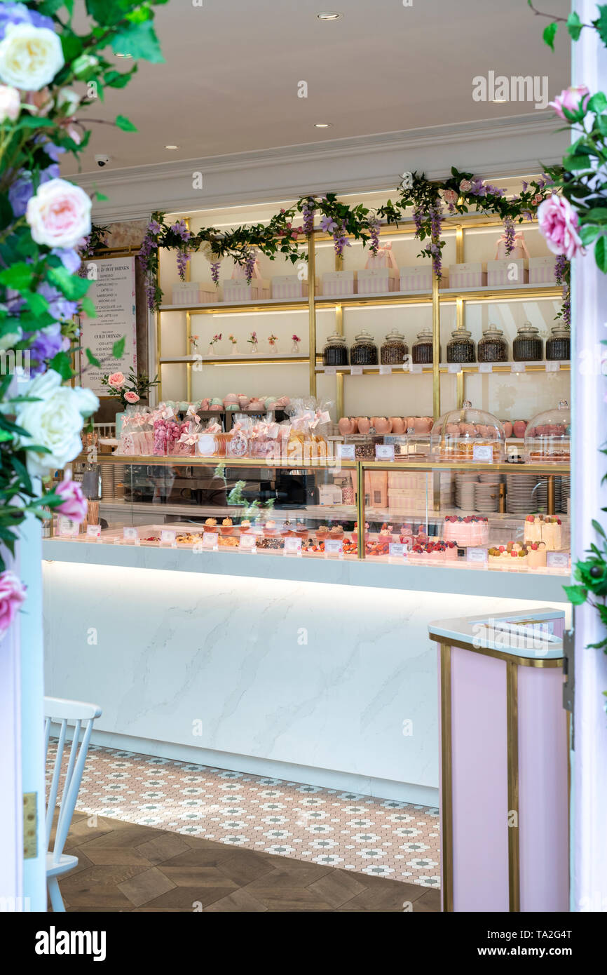 Peggy Porschen Kuchenladen innen durch die Haustür schauen. Kings Road, Chelsea, London, England Stockfoto