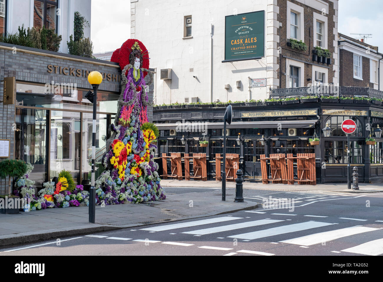 Japanisch inspirierten Meer Göttin Blumenarrangement außerhalb Sticks n Sushi Restaurant in Kings Road in Chelsea in der Blüte 2019. Chelsea, London, England Stockfoto