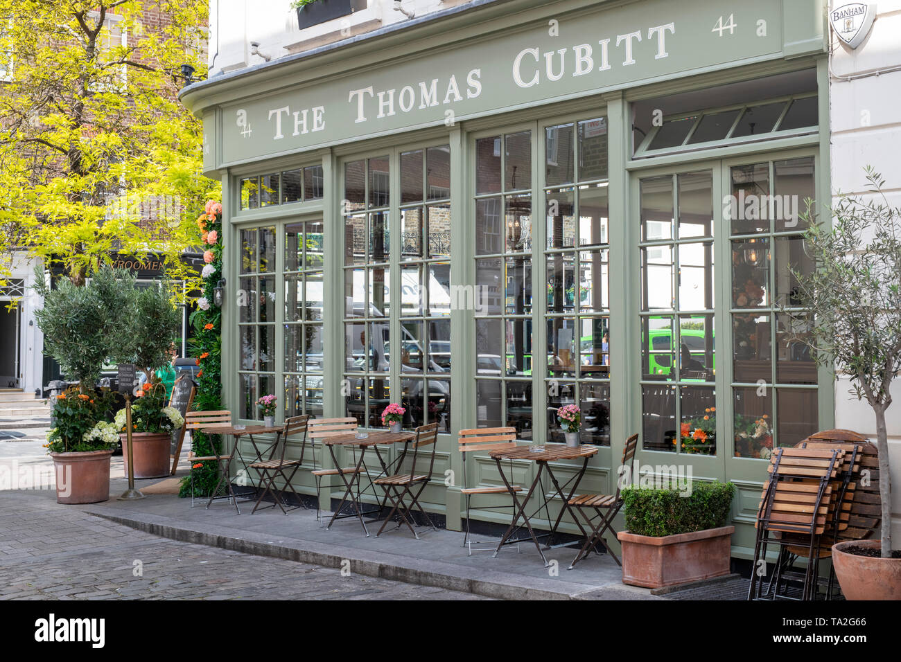 Blumenarrangement außerhalb des Thomas Cubitt pub in die Elizabeth Street für Chelsea in der Blüte 2019, Belgravia, London, England Stockfoto