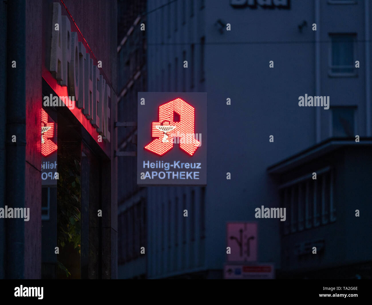 Augsburg, Deutschland - Mai 5, 2019: Deutsche Apotheke mit roten leds beleuchtet Stockfoto