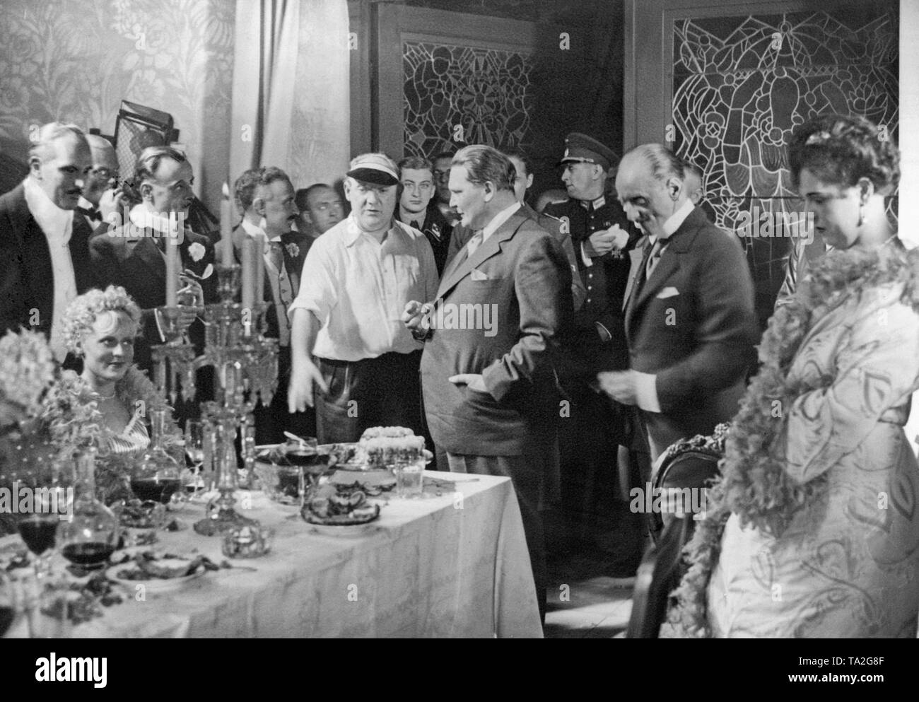 Auf diesem Foto sehen Sie Ministerpräsident Hermann Göring (Mitte rechts) Besuch der UFA-Studios, links von ihm Geschäftsführer Gerhard Lambrecht, der erklärt, eine Szene aus dem Film "Baccarole" an den Premierminister. Stockfoto