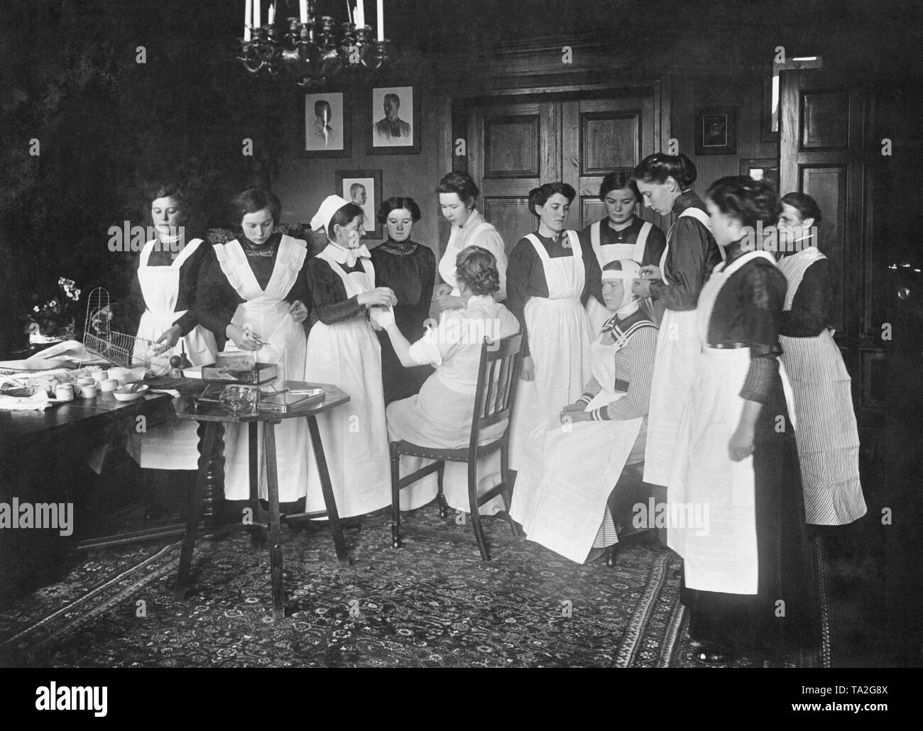 Krankenpflege Kurs in einem Dorf für die ländliche Bevölkerung zu Beginn des Ersten Weltkriegs. Stockfoto