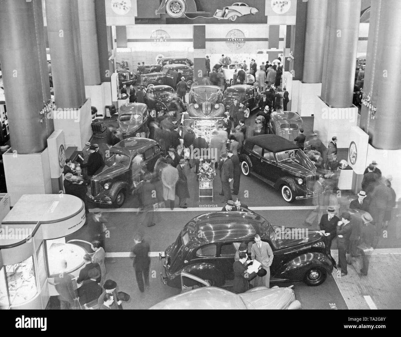 Überblick über eine Ausstellungshalle der New York International Auto Show, die in der Grand Central Palace im Jahr 1937 nahm. Stockfoto