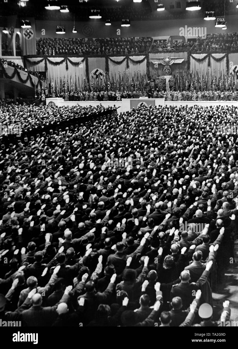 Der Propagandaminister Joseph Goebbels liest Adolf Hitlers Proklamation am 10. Jahrestag der Übernahme. Die Rallye endete mit dem Singen der Propaganda songs. Foto: Schwahn Stockfoto