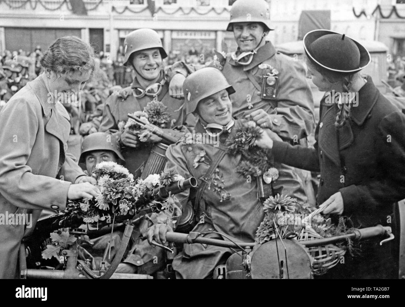 Enthusiastische Bevölkerung nach der Besetzung des Sudetenlandes 1938 Stockfoto
