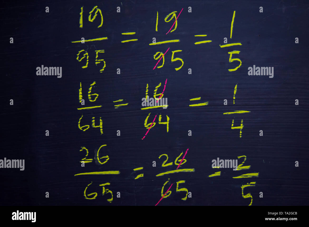Close up mathematische Formeln auf einer Tafel geschrieben. Bildung Konzept Stockfoto