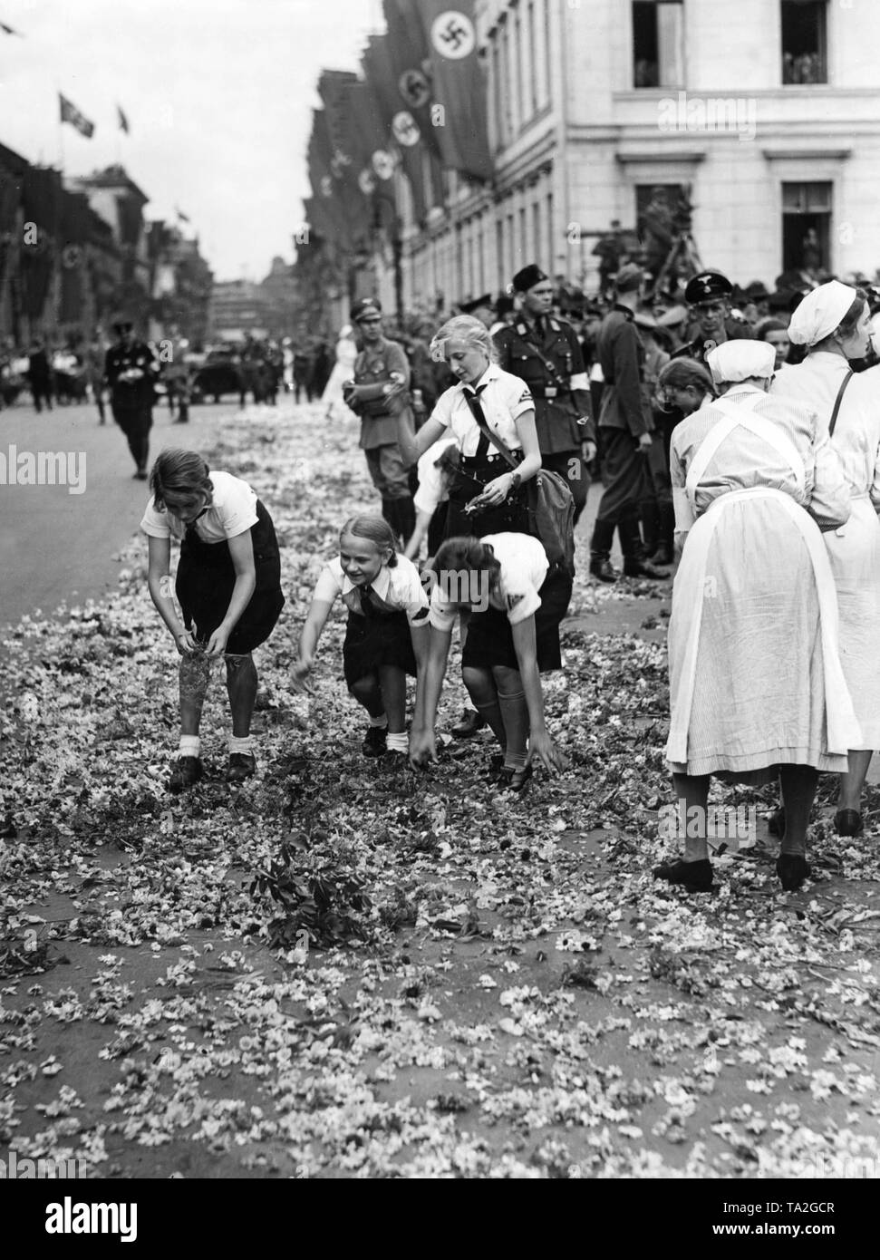 BDM-Mädchen schmücken die Strassen mit Blumen anlässlich eines Besuchs bei der Fuhrer in Berlin im August 1940. Stockfoto