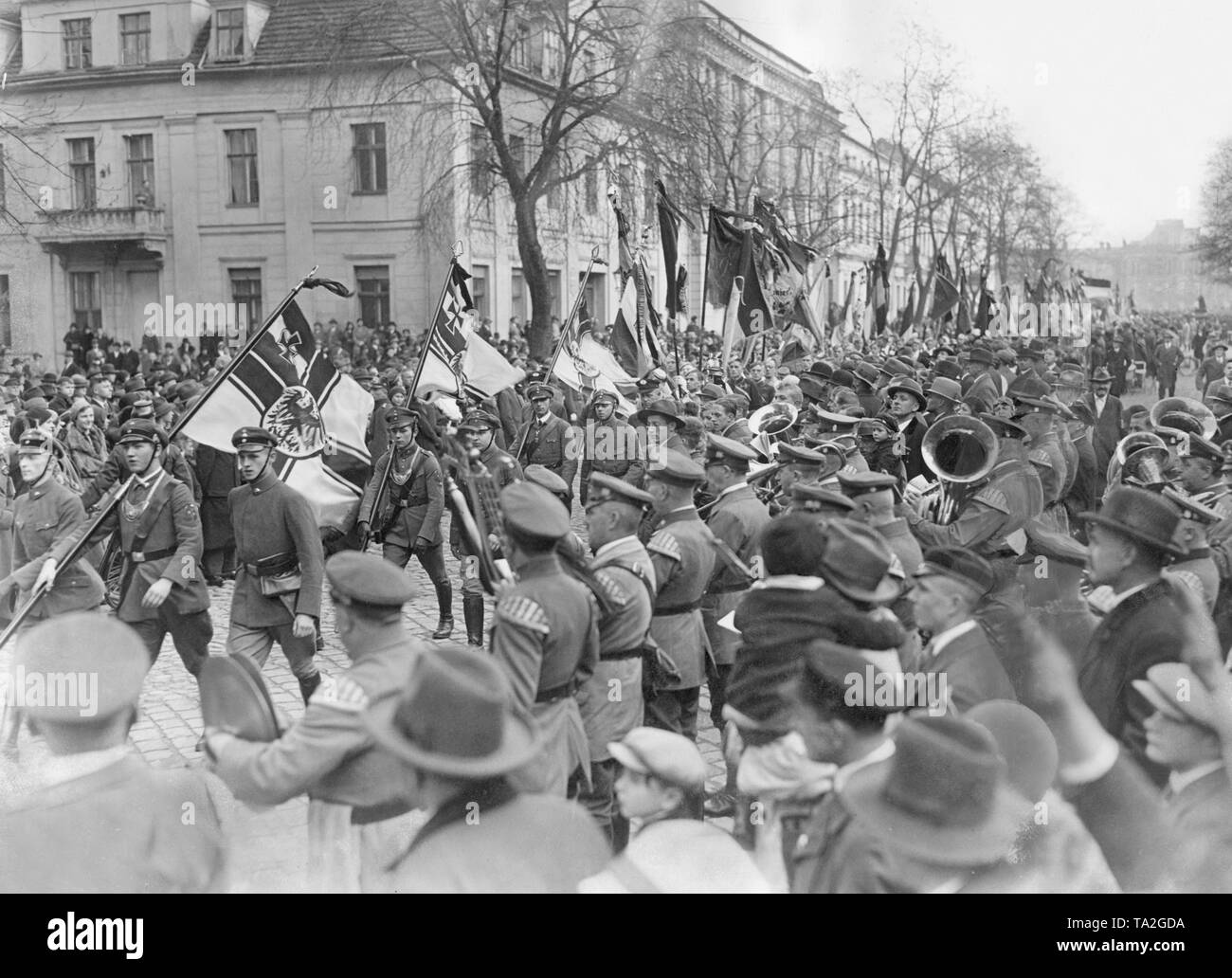 Anlässlich der Langemarck gedenkgottestdienst der Potsdamer Student Union, der Jugendorganisation der Stahlhelm, organisiert einen Marsch durch die Straßen, die von einer Band begleitet. Stockfoto