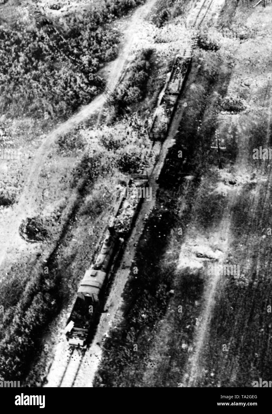 Luftaufnahme eines abgeschossen Sowjetischen Zug im Hinterland von kursk von einem deutschen Flugzeug. Foto der Propaganda Firma (PK). Stockfoto