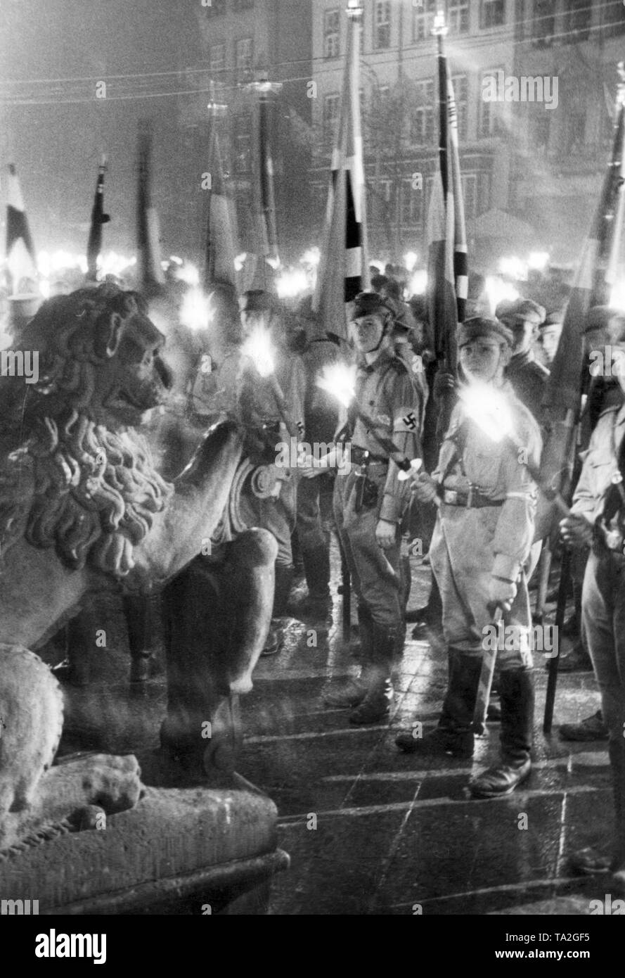 Foto von einem Abend März der Hitlerjugend mit Fackeln. In den Vordergrund, der Löwe von Artushof. Mit der Machtergreifung der Nationalsozialisten im Deutschen Reich, der Einfluss der NSDAP wurde auch in Danzig größer. Stockfoto