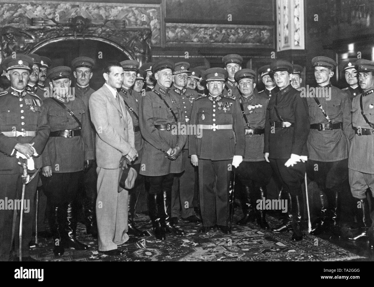 Freundschaft Treffen einer Delegation der Sowjetischen Offiziere und der Tschechischen Militär in Prag. Stockfoto