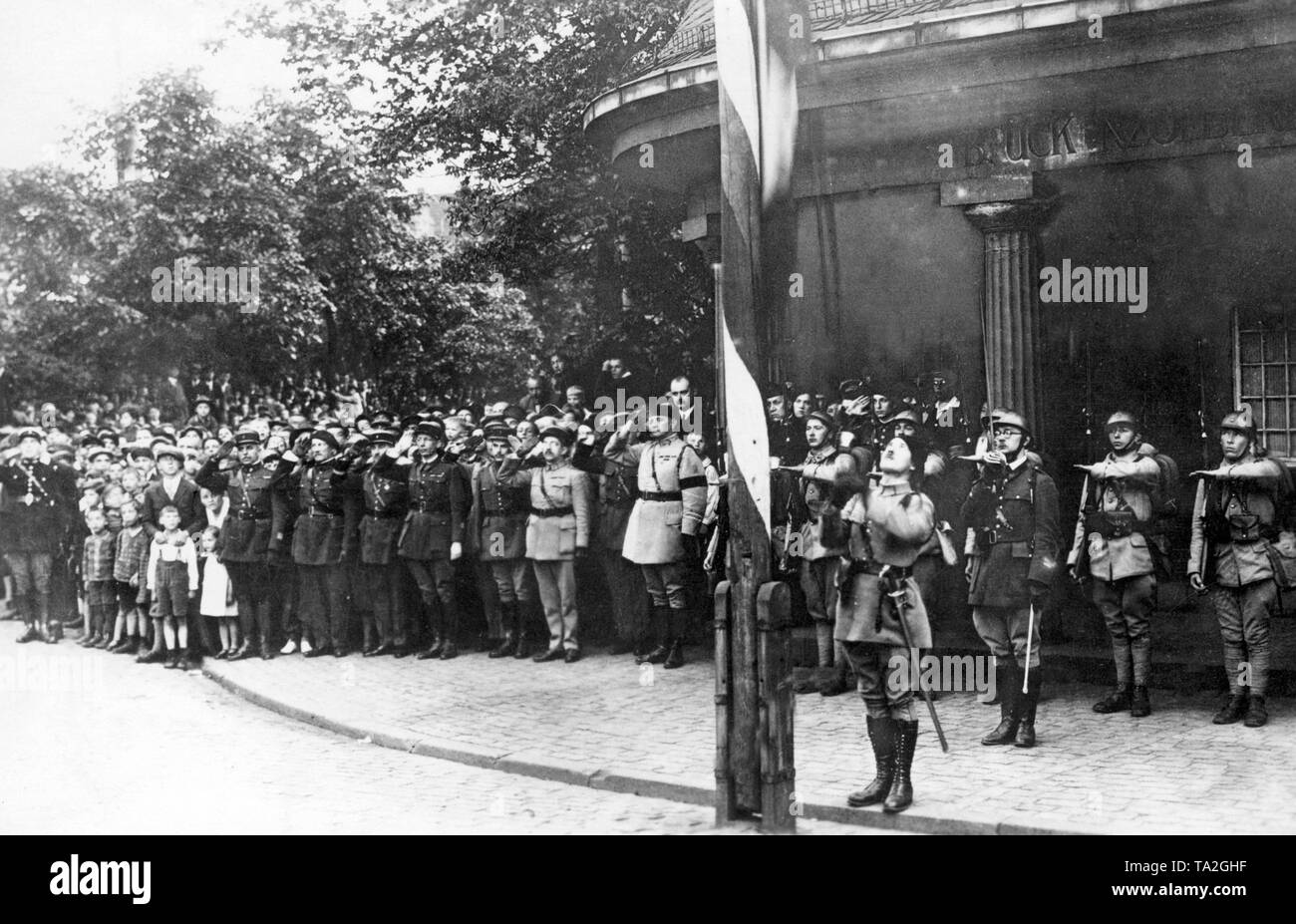 Die französischen Soldaten die besetzten Brückenkopf Ludwigshafen. Hier Soldaten der Garnison, 97th Infantry Regiment, feierlich die Trikolore. Stockfoto