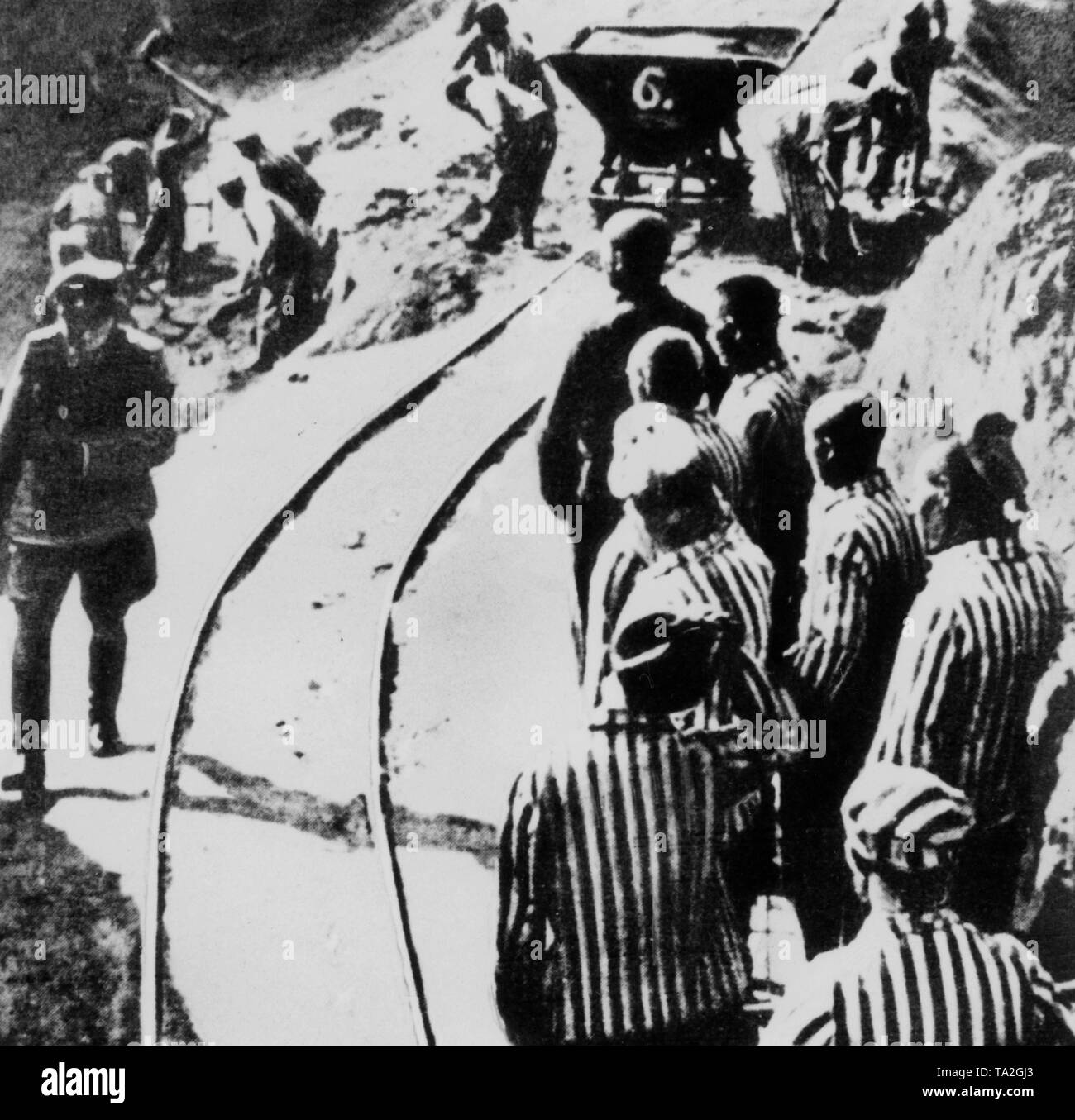 Kz-Häftlinge in einem Steinbruch (evtl. "Wiener Graben") des KZ Mauthausen. Undatiertes Foto. Stockfoto