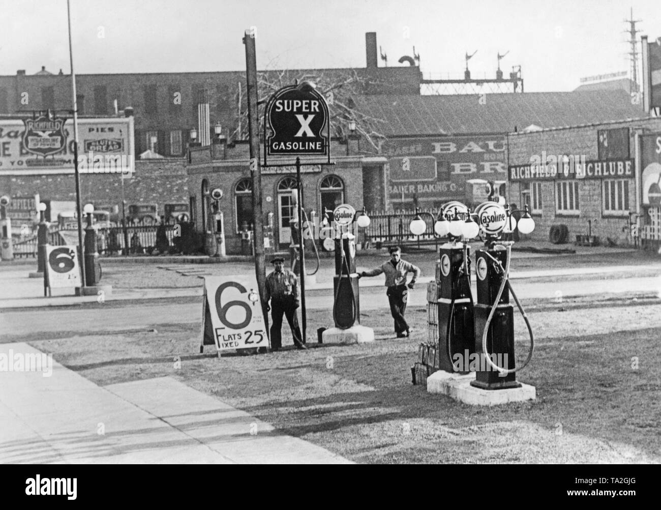 Eine Tankstelle mit zwei Tankstellen im Stadtteil Queens von New York. Stockfoto
