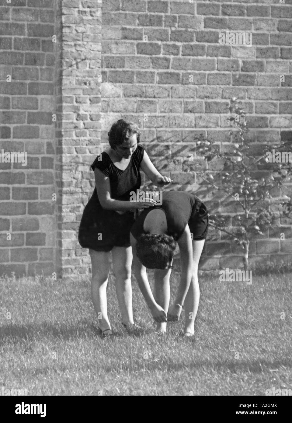 Frauen Gymnastik in den 30er oder 40er Jahren (undatierte Aufnahme). Foto: Wanda von Debschitz-Kunowski. Stockfoto