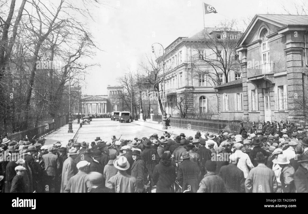 Reichspräsident von Hindenburg bestellt die Auflösung der SA, der SS, und alle anderen paramilitärischen Organisationen der NSDAP am 13. April. Hier hat die Polizei vor dem Braunen Haus in die Briennerstrasse 45. Stockfoto