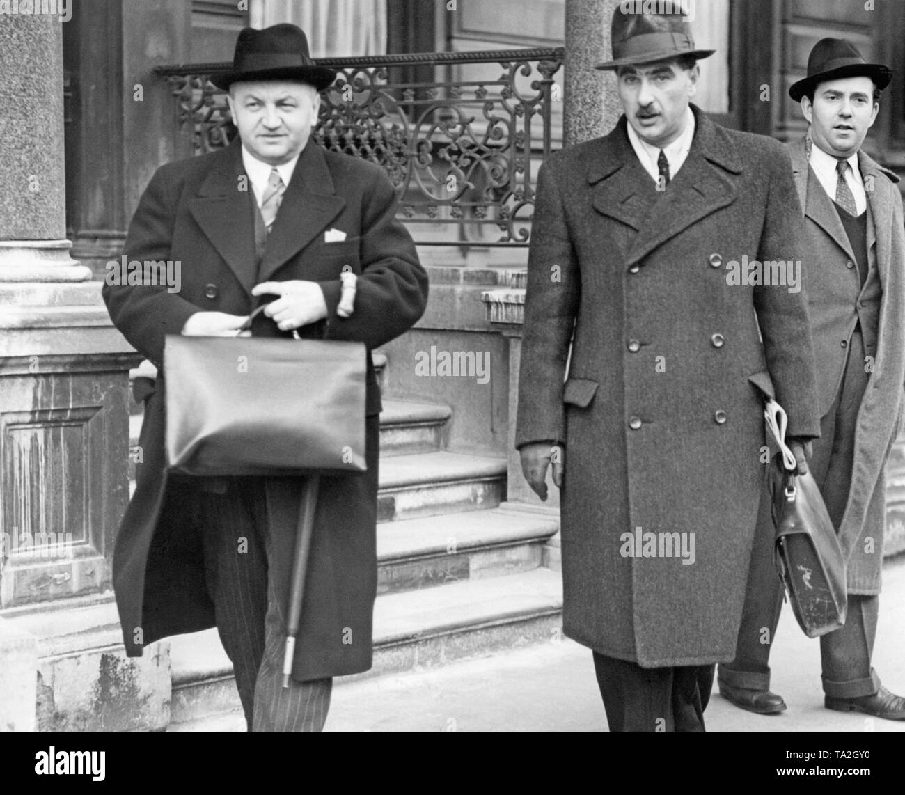 Mitglieder der Botschaft der Tschechoslowakei verlassen Sie am Grosvenor Place in London. Die deutschen Truppen in Böhmen und Mähren am gleichen Tag belegen. Die tschechischen Politiker sind im Exil in London. Stockfoto