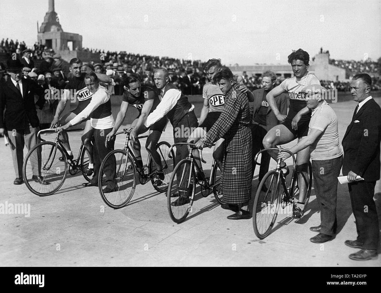 Vier Radfahrer sind bereit, das Rennen in der deutschen Meisterschaften im Jahr 1929 zu starten. Sie werden von Helfern unterstützt. Die Treiber von Links: Knappe, Engel, Steffens, Schamberg. Stockfoto
