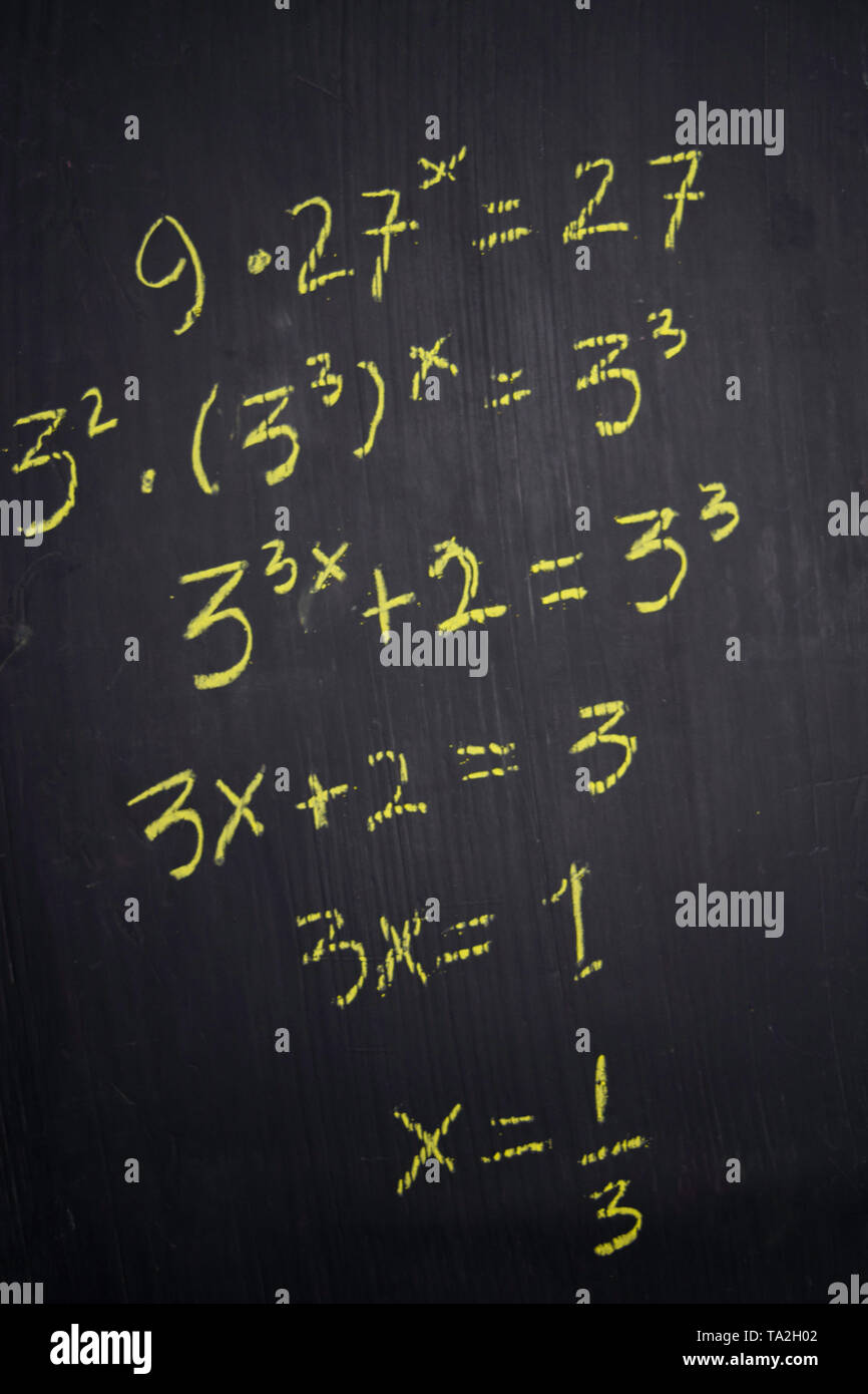 Close up mathematische Formeln auf einer Tafel geschrieben. Bildung Konzept Stockfoto